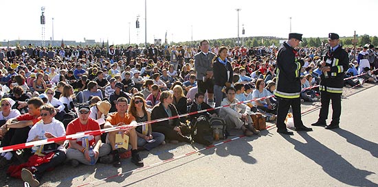 Publikum bei der Papstmesse (Foto: Ingrid Grossmann)